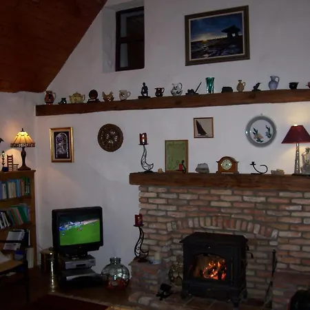 An Caladh Gearr Thatch Galway