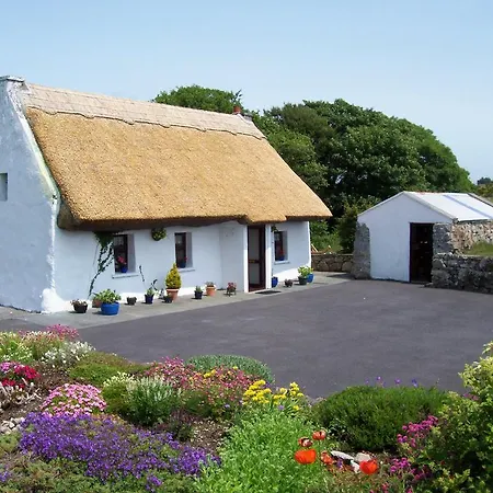 An Caladh Gearr Thatch Galway